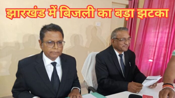 नई दरों की जानकारी देते विभाग के अधिकारी.