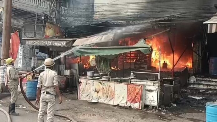 धनबाद में चौधरी स्वीट्स की दुकान में आग धनबाद के बैंकमोड़ स्थित चौधरी स्वीट्स में लगी भीषण आग