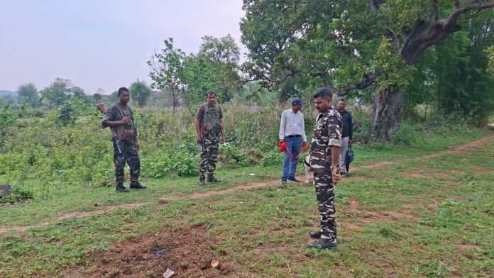 खूंटी के सायको थाना क्षेत्र में दो नाबालिगों की हत्या के बाद जांच करती पुलिस टीम