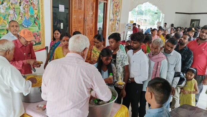 266th Annapurna Seva Mahaprasad Program Held at Radha Krishna Pranami Temple Ranchi Devotees attending Mahaprasad distribution and bhajan program at Radha Krishna Pranami Temple in Pundag Ranchi