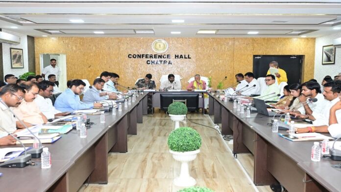डीएमएफटी बैठक में 2026-27 कार्ययोजना को मंजूरी चतरा समाहरणालय में आयोजित डीएमएफटी शासी परिषद की बैठक