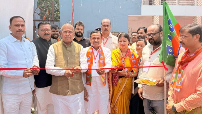 भाजपा प्रशिक्षण वर्ग के शुभारंभ कार्यक्रम में मौजूद नेता और कार्यकर्ता