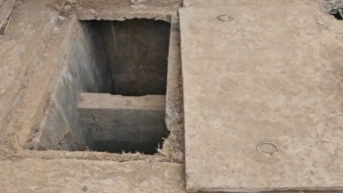 महुआ शराब की जहरीली गैस से तीन की मौत हजारीबाग में महुआ शराब के गैस हादसे के बाद जांच करती पुलिस