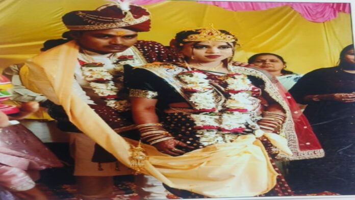 सोनारी में महिला ने पति और ससुराल पक्ष पर धोखाधड़ी व दहेज प्रताड़ना का लगाया आरोप सोनारी थाना में पति और ससुराल पक्ष के खिलाफ शिकायत दर्ज कराने पहुंची पीड़ित महिला