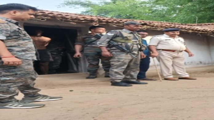 लोहरदगा के सेंगरा टोली गांव में घटना के बाद मौके पर पहुंची पुलिस