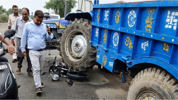 सड़क हादसे में दो युवकों की मौत बाइक और ट्रैक्टर की टक्कर