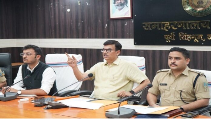 जिला सड़क सुरक्षा समिति की बैठक में सड़क दुर्घटनाओं और यातायात व्यवस्था की समीक्षा करते उपायुक्त राजीव रंजन