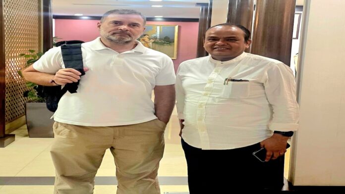 नई दिल्ली में कांग्रेस नेता राहुल गांधी के साथ बैठक करते झारखंड के स्वास्थ्य मंत्री डॉ. इरफान अंसारी