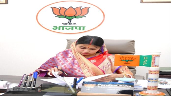 कुरमाली भाषा को शैक्षणिक पहचान दिलाने को पत्र सौंपती विधायक पूर्णिमा साहू