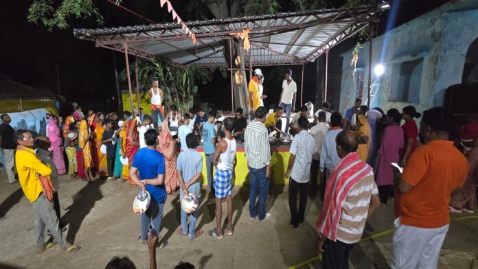 गंगा दशहरा पर नर्मदेश्वर शिव मंदिर में हरि भजन में शामिल श्रद्धालु