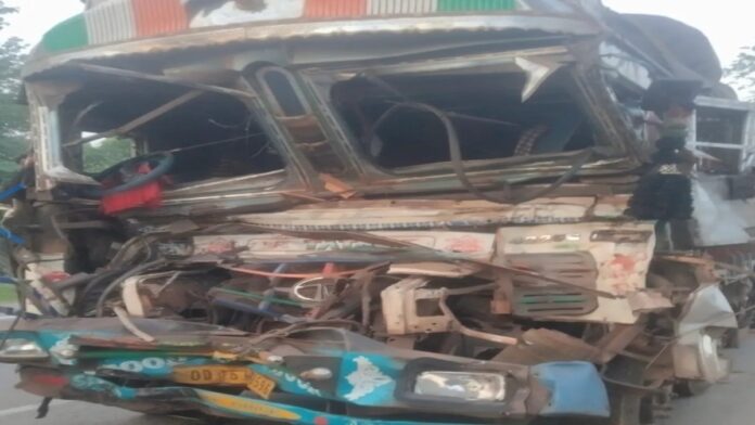 Damaged trucks after collision near Kunjla Mod in Khunti with injured driver and helper rescued by locals