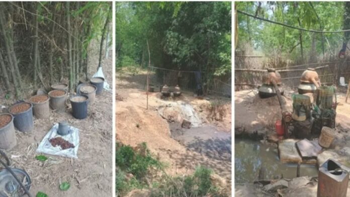 पश्चिमी सिंहभूम में अवैध शराब के खिलाफ छापेमारी करती उत्पाद विभाग की टीम