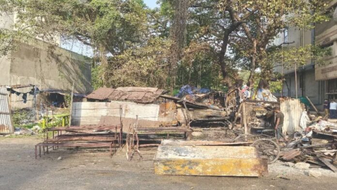 बिष्टुपुर के नेपाली होटल में लगी भीषण आग का दृश्य