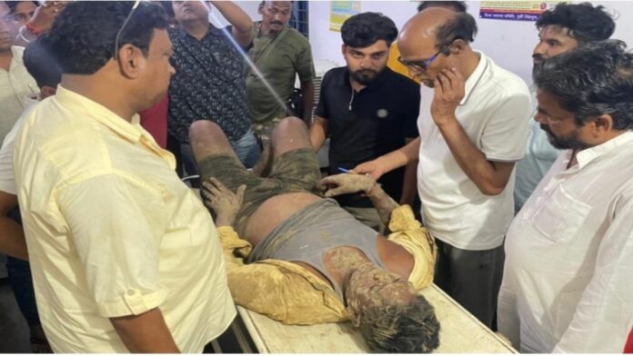 Vegetable Seller Injured in Elephant Attack at Chakulia चाकुलिया में हाथी के हमले के बाद घायल सब्जी विक्रेता को अस्पताल ले जाते ग्रामीण