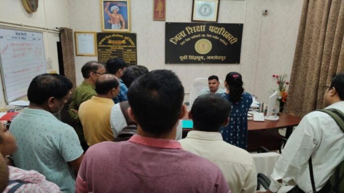 पूर्वी सिंहभूम में वेतन भुगतान को लेकर डीईओ कार्यालय के बाहर प्रदर्शन करते शिक्षक