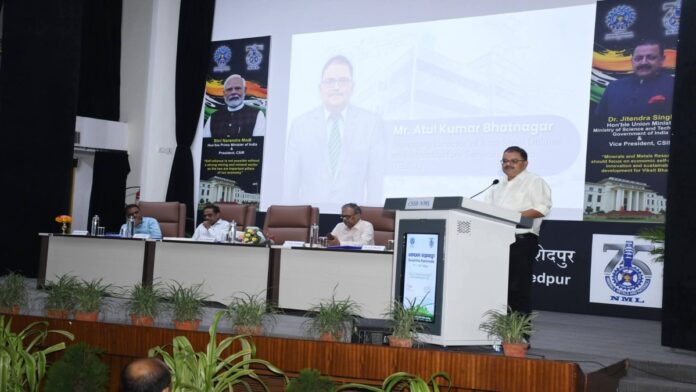 सीएसआईआर एनएमएल जमशेदपुर में स्वच्छता पखवाड़ा 2026 समापन समारोह में मुख्य अतिथि और अधिकारी मंच पर उपस्थित