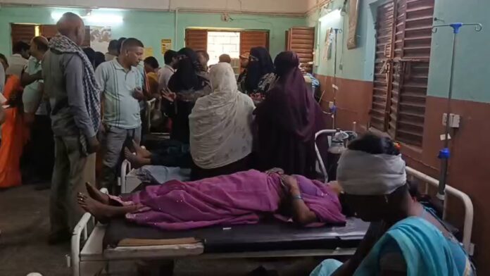 11 Injured in Auto and Hyva Collision in Latehar Accident damaged auto vehicle after collision with Hyva truck in Latehar Jharkhand