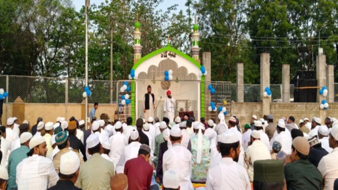 चाईबासा ईदगाह में बकरीद की नमाज अदा करते नमाजी