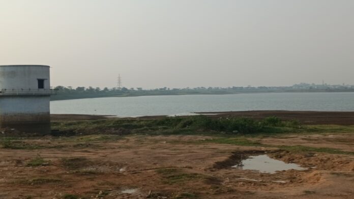 छड़वा डैम का घटता जलस्तर और सूखा किनारा