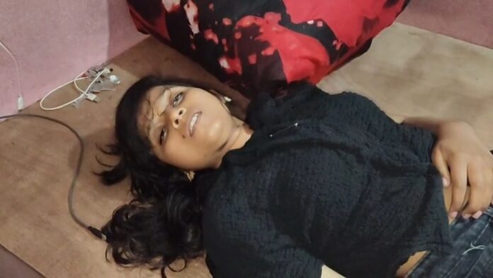 कोडरमा में नाबालिग छात्रा खुदकुशी मामले में जांच करती पुलिस