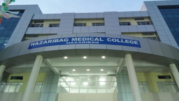 हजारीबाग मेडिकल कॉलेज में प्रसूता की मौत के बाद परिजनों का हंगामा