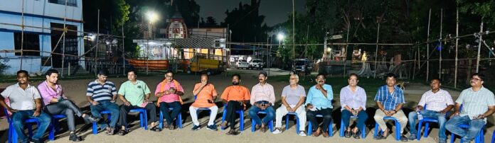 कदमा जनसमस्या बैठक में स्थानीय लोगों की समस्याएं सुनते मुकुल मिश्रा