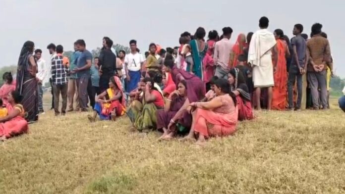 गढ़वा के अकेलवा तालाब में डूबने से दो बच्चियों की मौत के बाद जुटी ग्रामीणों की भीड़
