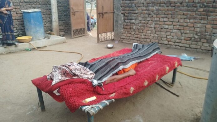 लातेहार में बेटे ने पिता की हत्या की लातेहार के सिंजो गांव में हत्या मामले की जांच करती पुलिस