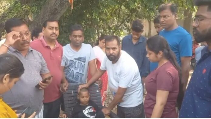 सड़क किनारे मिला दिव्यांग बच्चा, मां की तलाश में जुटी पुलिस