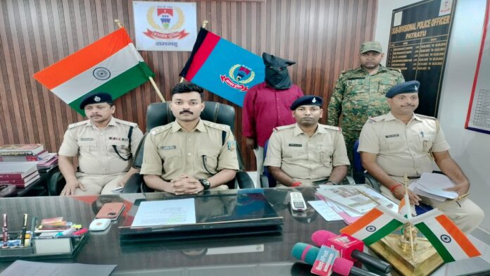 पतरातू से चोरी हुआ टाटा-709 लोहरदगा से बरामद लोहरदगा से बरामद चोरी की टाटा-709 और गिरफ्तार आरोपी के साथ पुलिस टीम