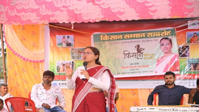 Agriculture Minister Shilpi Neha Tirkey addressing farmers at farmer welfare and modern farming awareness event in Ranchi