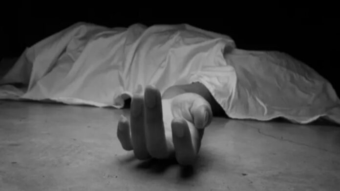 मानगो के कालीघाट इलाके में शव मिलने के बाद जांच करती पुलिस
