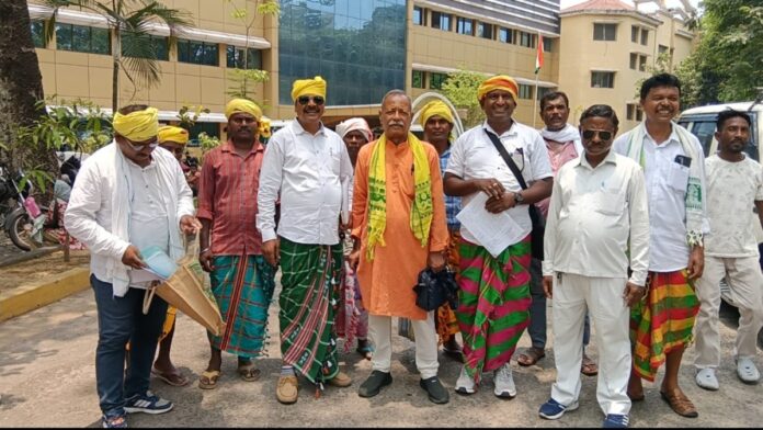उपायुक्त कार्यालय में ज्ञापन सौंपते माझी बाबा और मुंडा बाबा