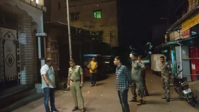 धनबाद के छाताबाद में फायरिंग घटना के बाद जांच करती पुलिस
