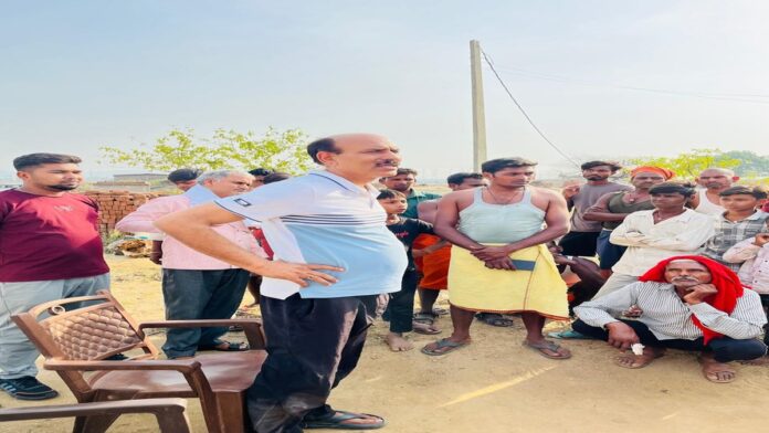 रामपुर गोलीकांड के पीड़ित परिवार से मुलाकात करते पूर्व मंत्री के एन त्रिपाठी