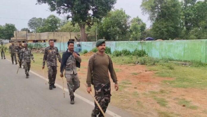 बकरीद से पहले खरसावां पुलिस का फ्लैग मार्च बकरीद को लेकर खरसावां में पुलिस द्वारा निकाला गया फ्लैग मार्च