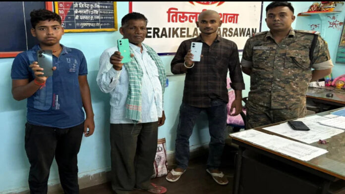 तिरुलडीह पुलिस द्वारा बरामद मोबाइल असली मालिकों को सौंपते अधिकारी