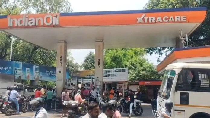 Jamshedpur में पेट्रोल-डीजल महंगा होने के बाद पंपों पर लगी भीड़