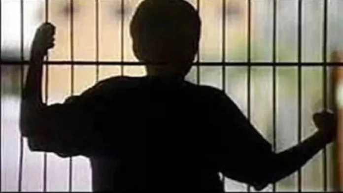 बाल सुधार गृह से तीन किशोर फरार होने के बाद जांच करती पुलिस