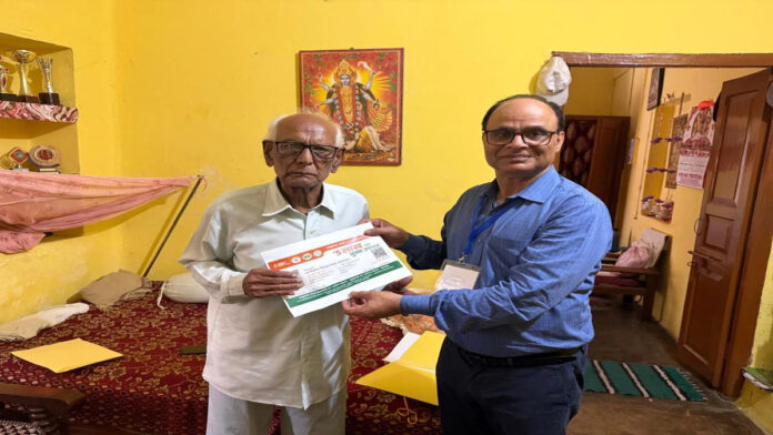 Elderly man receiving pension and Ayushman Bharat scheme benefits in Ranchi