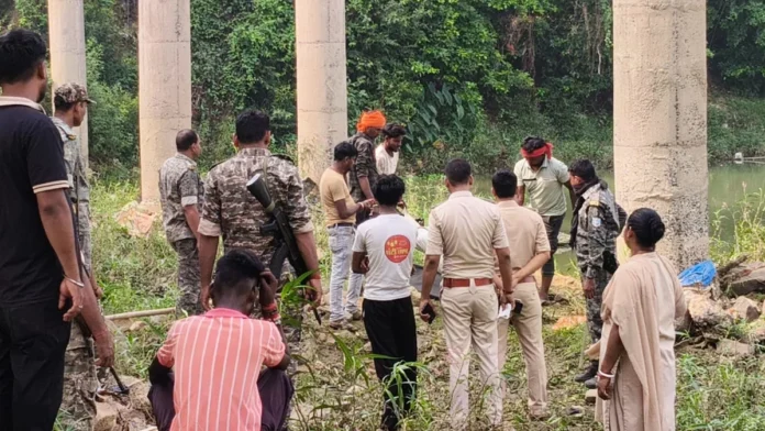 सिहोडीह पुराने पुल के नीचे नाबालिग लड़की का शव मिलने के बाद जांच करती पुलिस