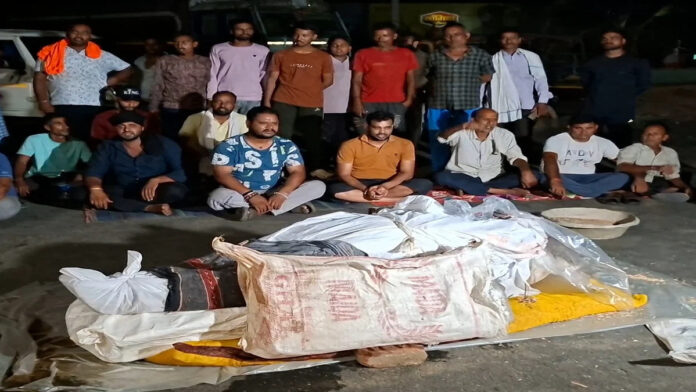 People protesting after a man died in coal truck accident in Chatra