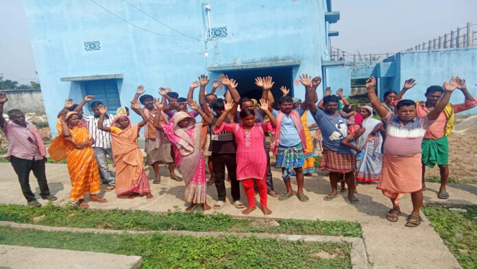 जामताड़ा में कैंसर पीड़ित ऑपरेटर की मौत के बाद रोते परिजन