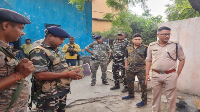 धनबाद के जामाडोबा में गोली लगने के बाद घायल युवक को अस्पताल ले जाते लोग