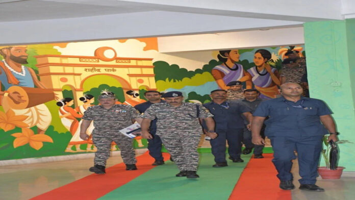 चाईबासा में नक्सल विरोधी अभियान की समीक्षा बैठक करते CRPF DG और सुरक्षा अधिकारी