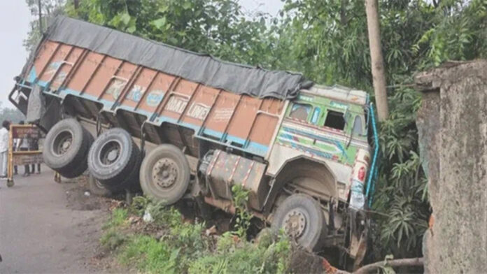Uncontrolled truck crashed into three vehicles and entered forest department premises in Saraikela