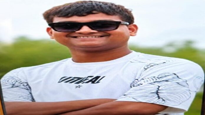 Sumit Munda Dies in Fatal Dumper Accident in Salgajhuri, Jamshedpur Crowd gathers after a fatal road accident in Salgajhuri, Jamshedpur, where 25-year-old Sumit Munda died after being hit by a speeding dumper.