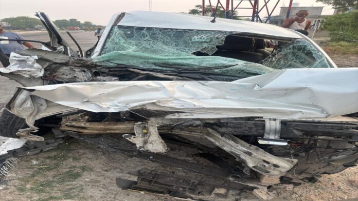 Azamgarh Accident: Four Palamu Devotees Killed किछौछा शरीफ से लौट रहे पलामू के श्रद्धालुओं की कार आजमगढ़ में ट्रक से टकराई, चार की मौत