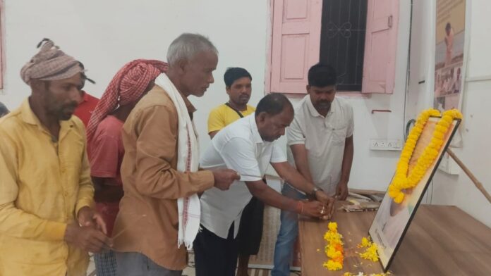 शहीद दिवस पर डॉ. श्यामा प्रसाद मुखर्जी को श्रद्धांजलि खूंटी के कुंजला गांव में शहीद दिवस पर डॉ. श्यामा प्रसाद मुखर्जी के चित्र पर पुष्प अर्पित करते भाजपा कार्यकर्ता।