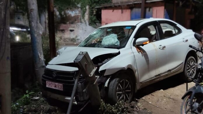 हजारीबाग मिशन अस्पताल के पास बेकाबू कार हादसे के बाद क्षतिग्रस्त वाहन